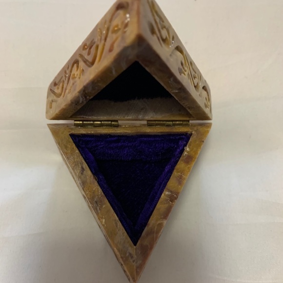 Carved in India - elephant trinket box - Picture 2 of 5